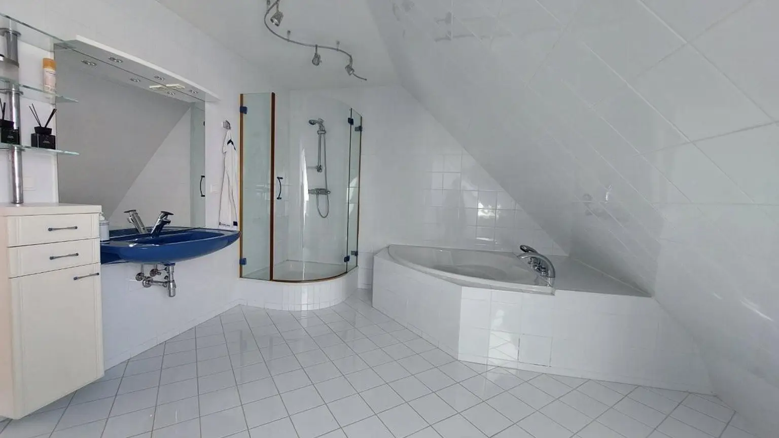 12 Bad mit Eckwanne und Dusche DG ETW 1220
