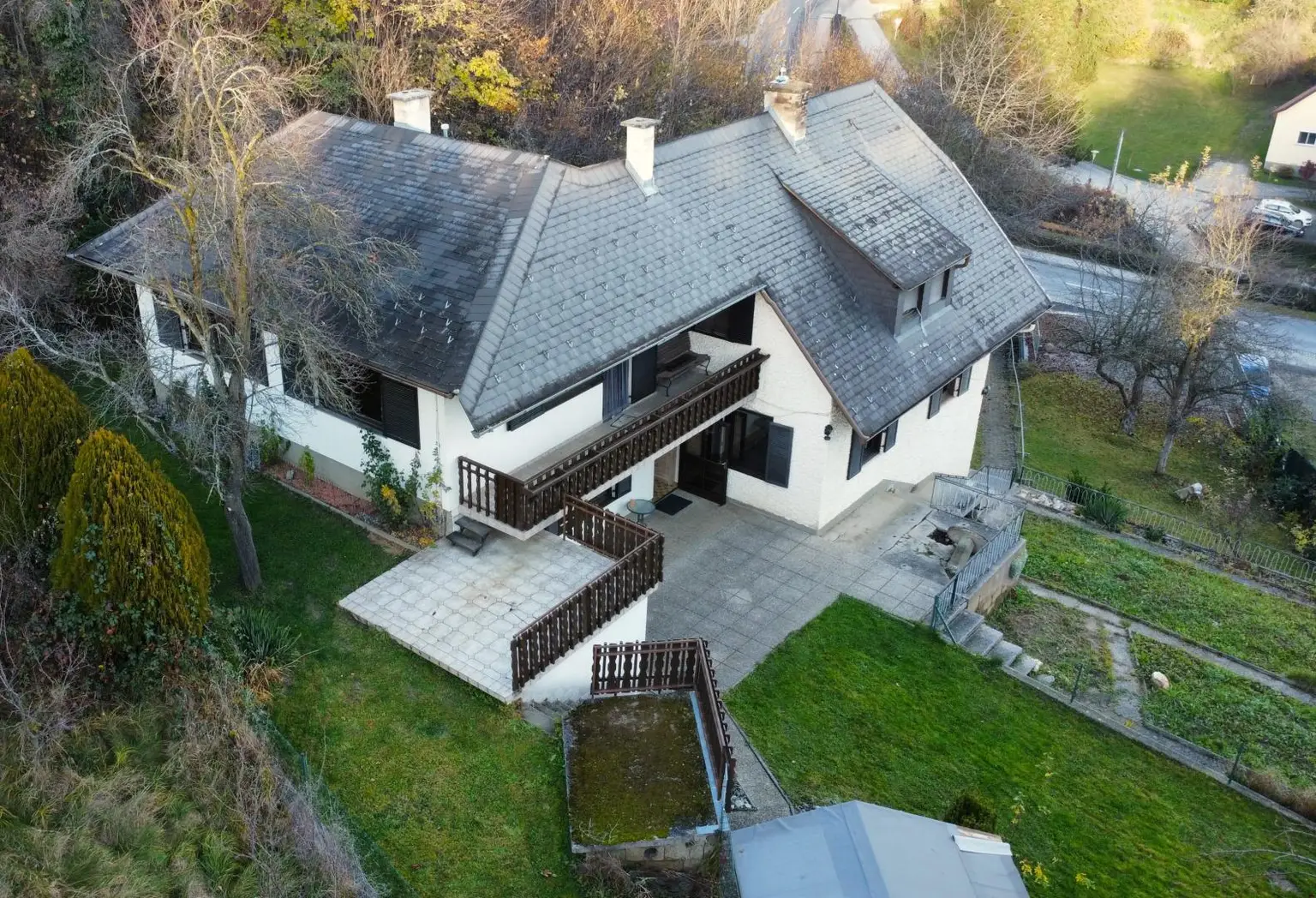 Haus mit zwei Wohneinheiten und Gartenidylle