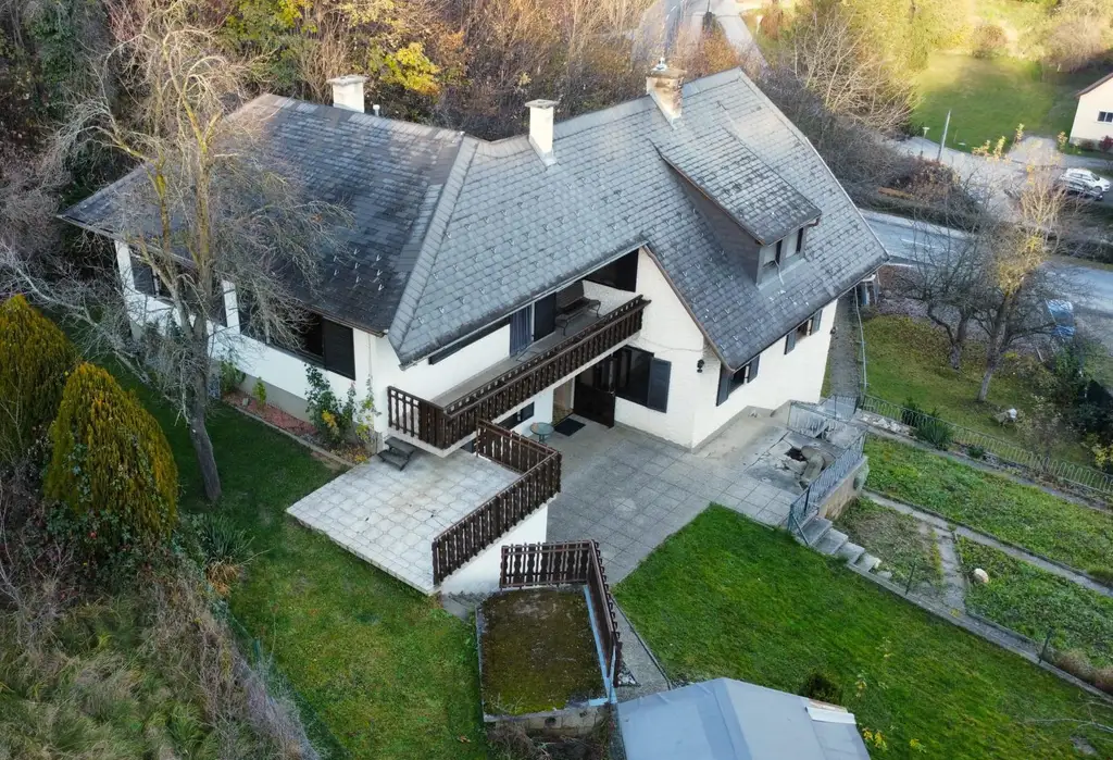 Haus mit zwei Wohneinheiten und Gartenidylle