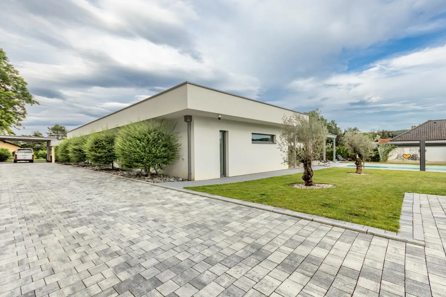 Exklusiver Bungalow – stilvolles Wohnen auf einer Ebene