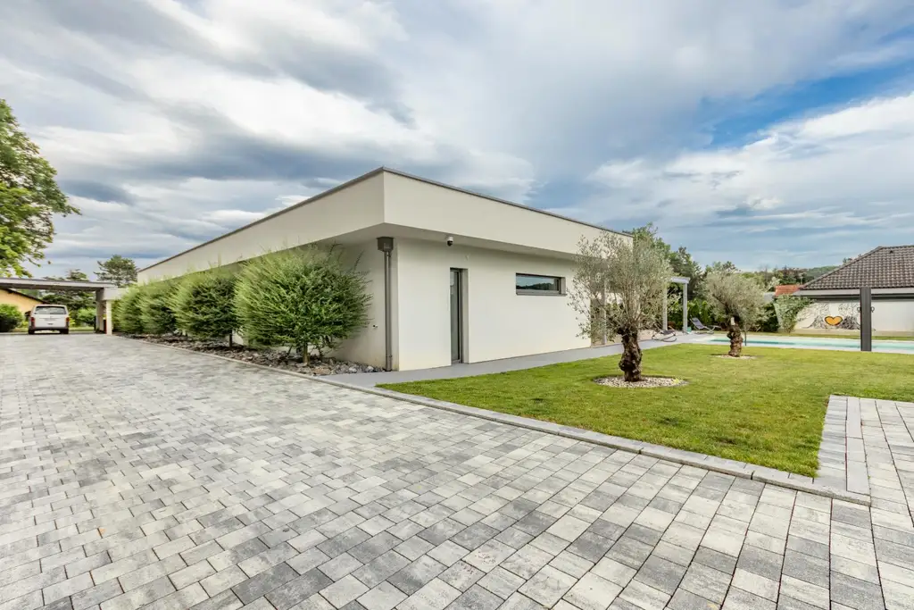 Exklusiver Bungalow – stilvolles Wohnen auf einer Ebene