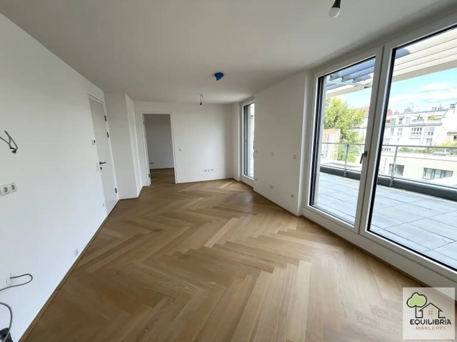 GEKÜHLT !  NEUBAU  !   Erstbezug  mit  einer 28 m2 großen und ruhigen   Terrasse  - Entdecke dein neues Zuhause