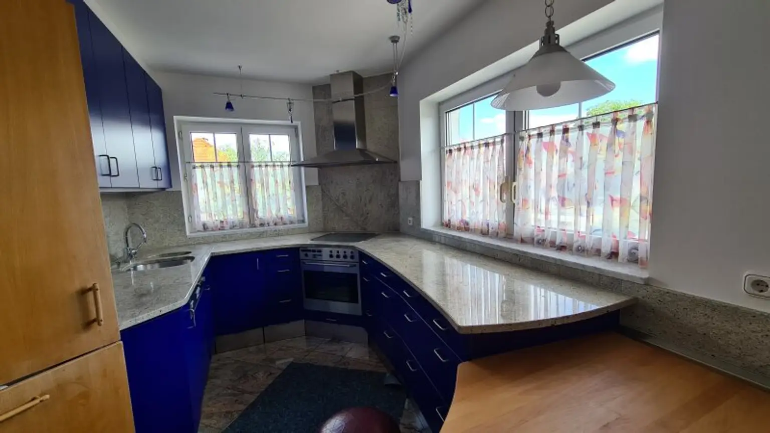 Sehr ruhige Siedlungslage - Riesige (teilbare)  Etagenwohnung mit 2 Balkonen, Garage, Sauna in einem sehr gepflegten Haus