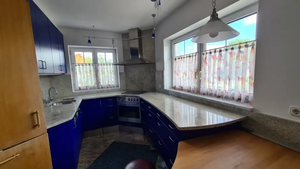 Sehr ruhige Siedlungslage - Riesige (teilbare)  Etagenwohnung mit 2 Balkonen, Garage, Sauna in einem sehr gepflegten Haus