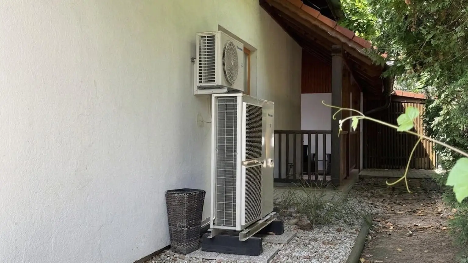 hinter dem Haus Luftwärmepumpe und Klimaaußengerät