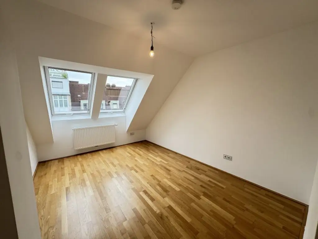 Exklusive Dachgeschoßwohnung mit Terrasse beim Stadtpark - Ab sofort verfügbar!