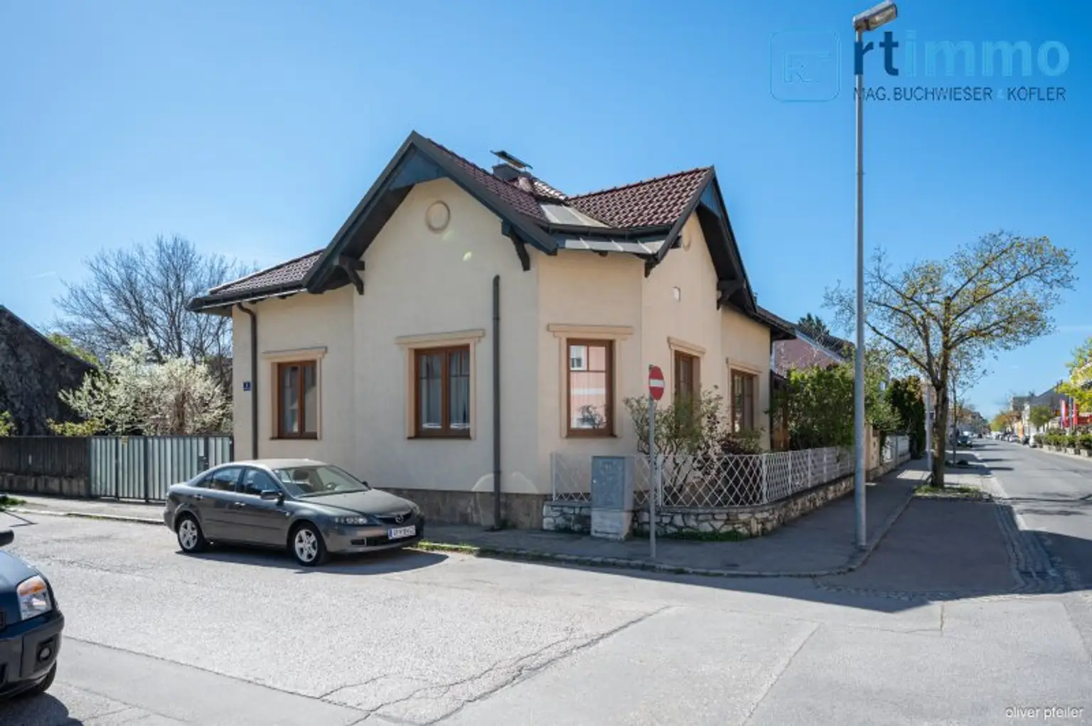 IHR FAMILIENDOMIZIL: KLIMATISIERTE GERÄUMIGE STADTVILLA MIT SCHÖNEM GARTEN, NEBENGEBÄUDEN UND SPIELPLATZ