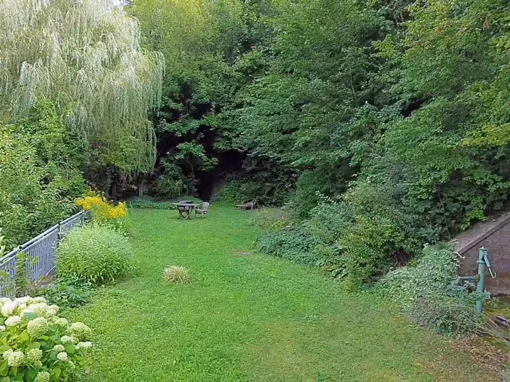 Exklusives Dachgeschoß-Juwel in historischem Gebäude mit großem Gartenanteil