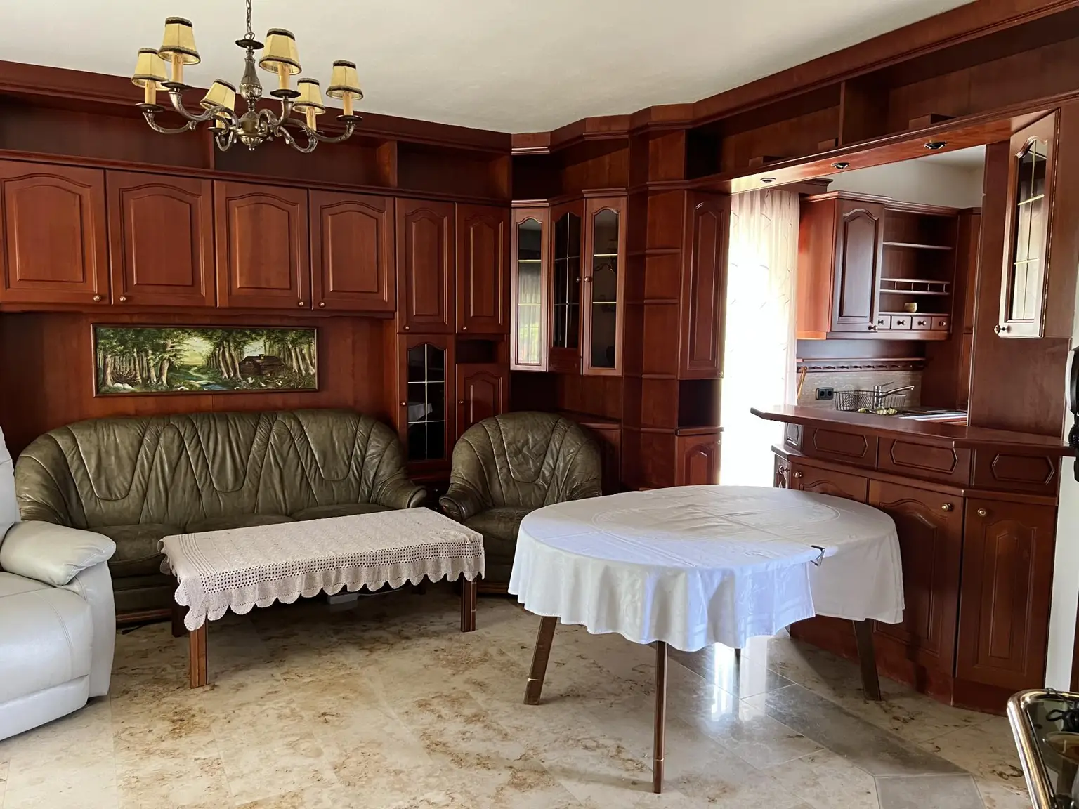 Wohnbereich mit Blick in die Küche