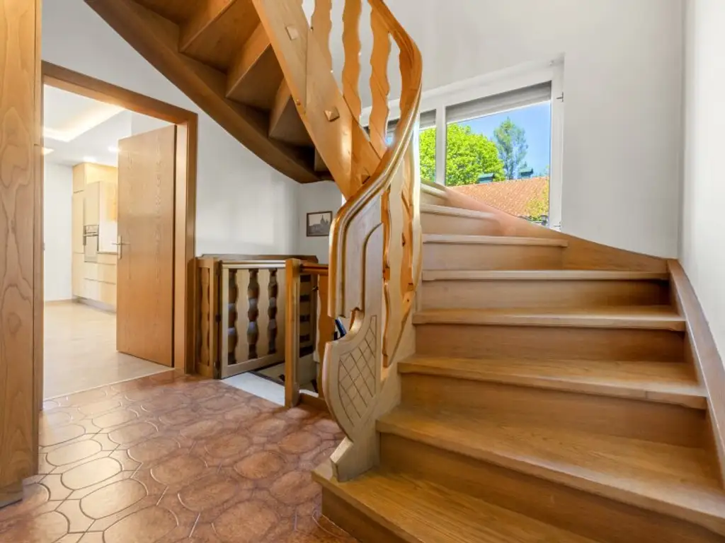 Schöner, gepflegter 270m² Bungalow mit 2 Wohnungen und 1.318m² Grund in Viktring in ruhiger sonniger Aussichtslage!