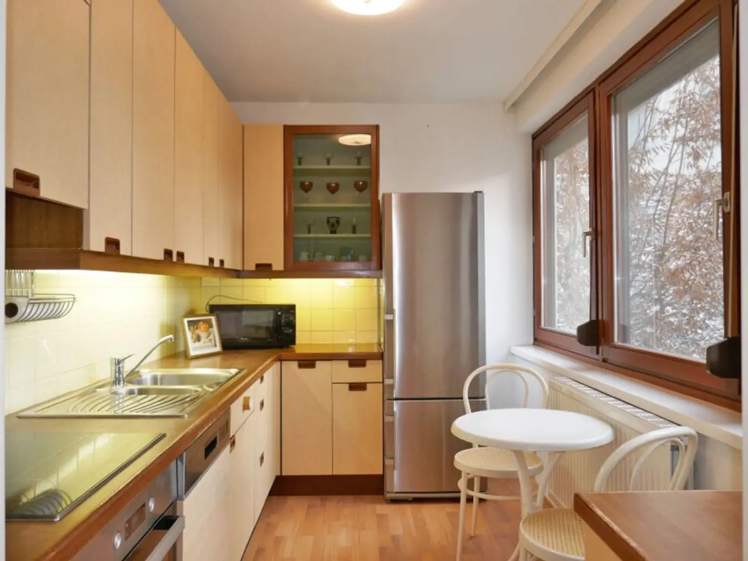 Küche mit kleinem Essbereich