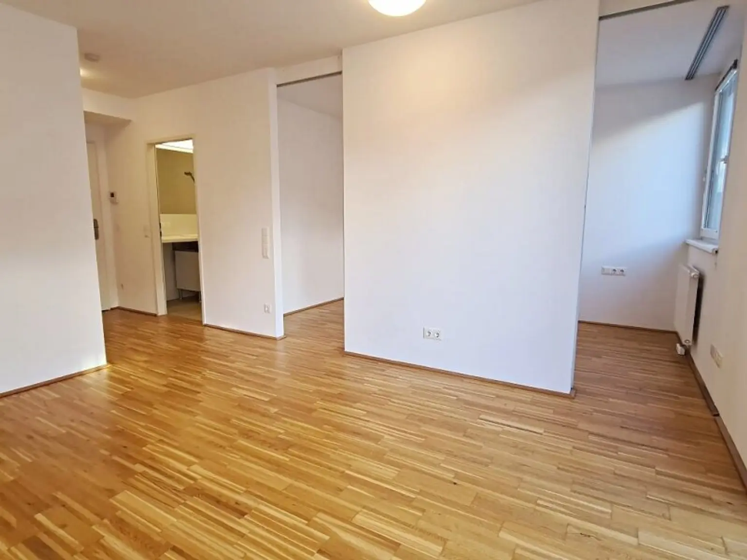 AM SPITZ-NÄHE, gepflegte 36 m2 Neubau mit 4 m2 Balkon, 2 Zimmer, Komplettküche, Wannenbad, Parketten, Garagenplatz möglich, Leopold-Ferstl-Gasse
