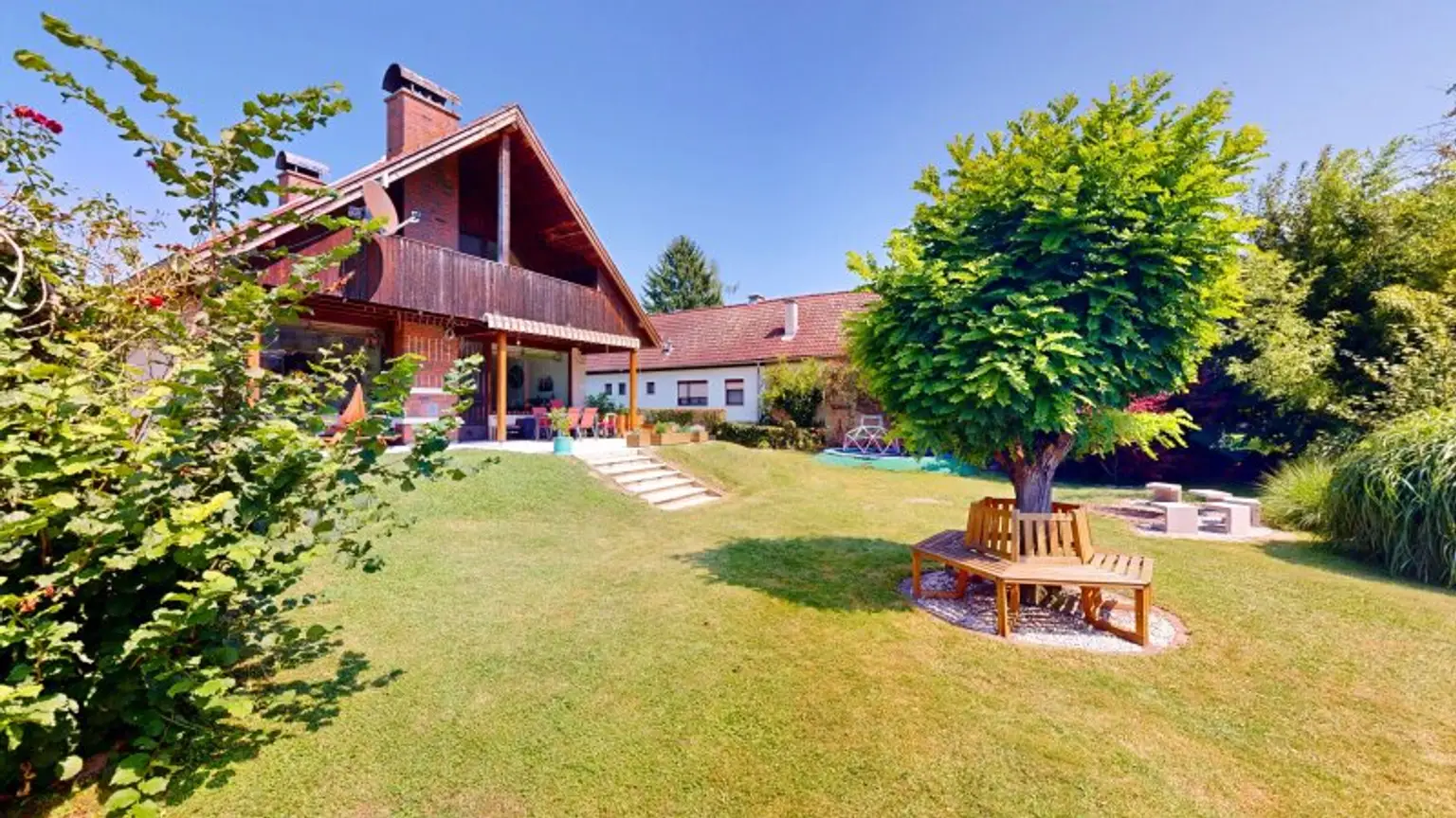 Entzückendes Einfamilienhaus mit großem Garten | 4 Zimmer | Terrasse und Balkon | Kamin