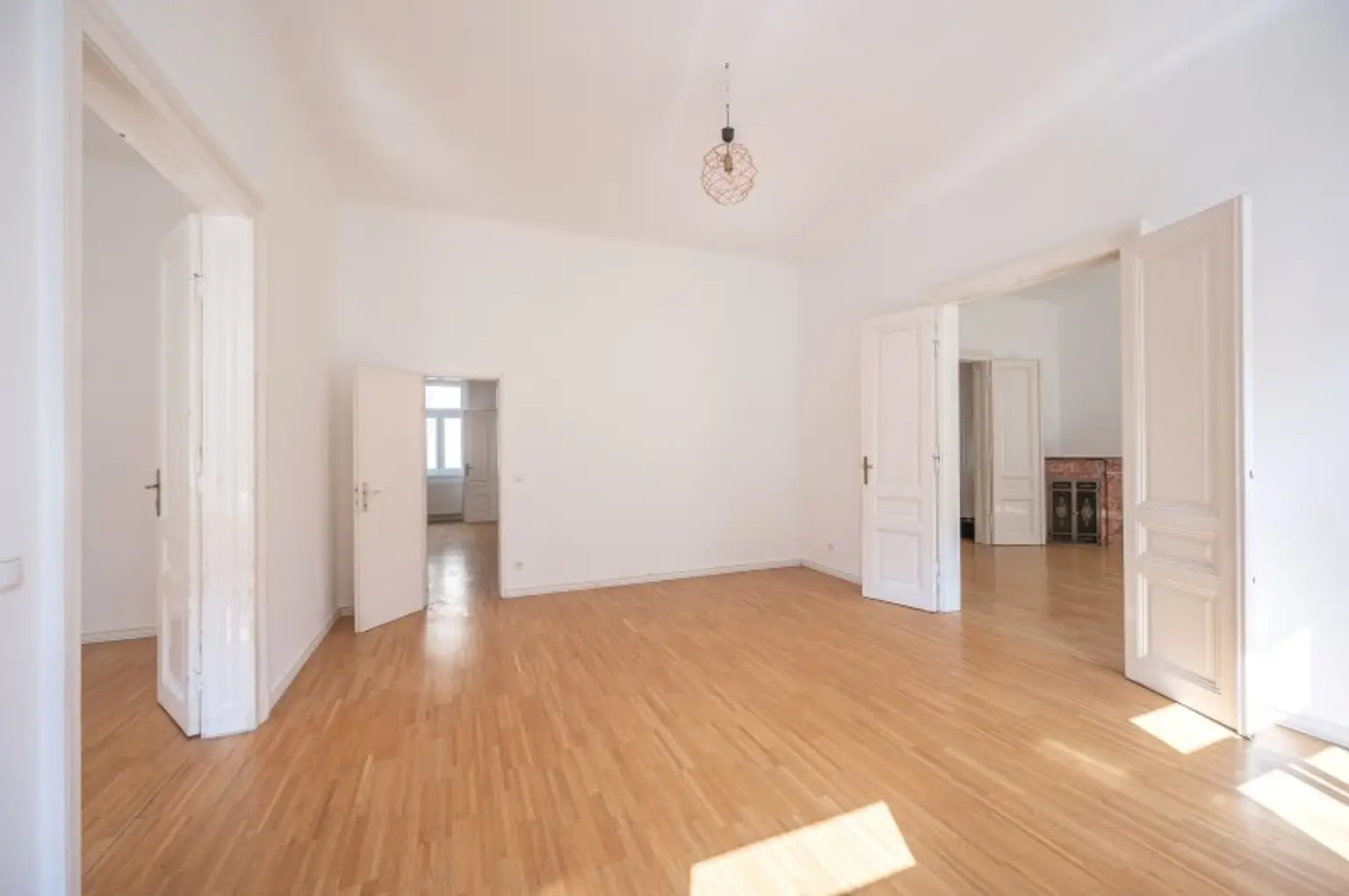 ***NEU*** Fantastische 4 Zimmer Wohnung in repräsentativem Stilaltbau! in TOP-Lage!