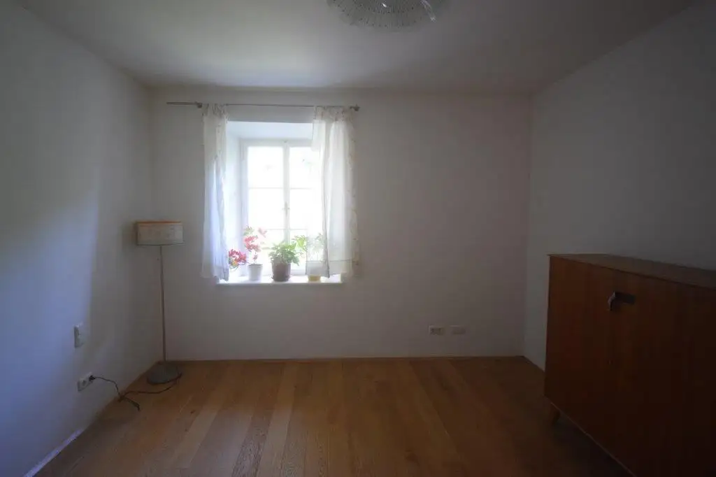 Wunderschöne 3-Zi-Wohnung in historischem Gebäude mit Balkon und Blick ins Grüne