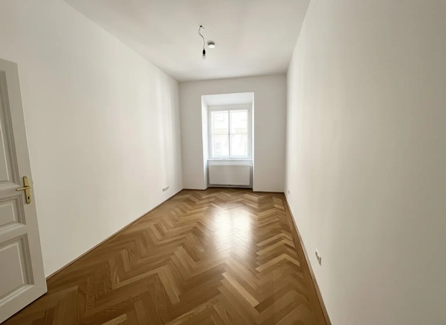 UNBEFRISTET: Klimatisierte Altbauwohnung im Stadtzentrum