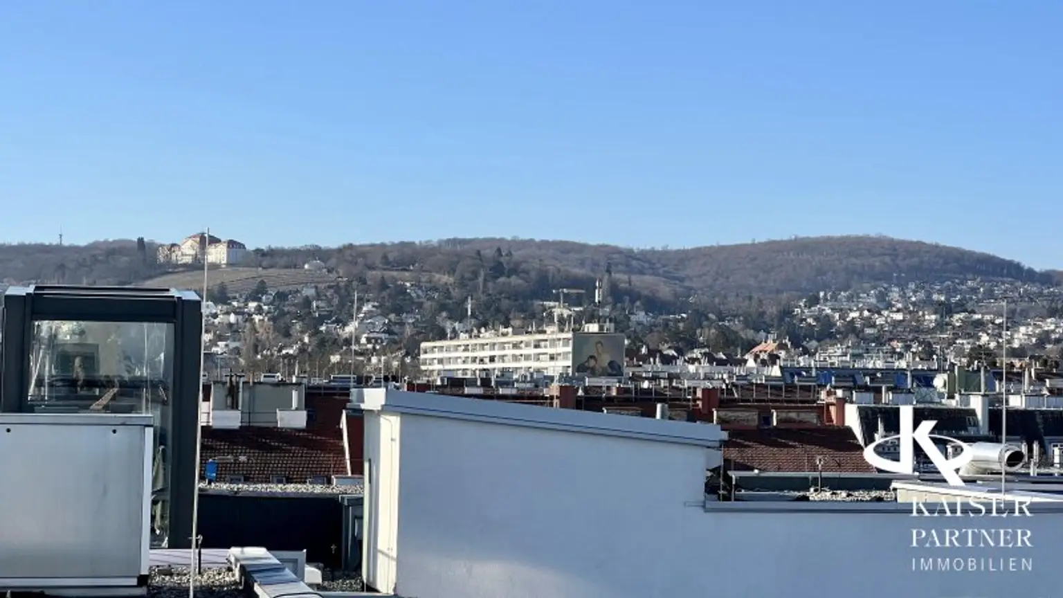 Dachterrasse mit Blick Schloss Wilhelminenenberg