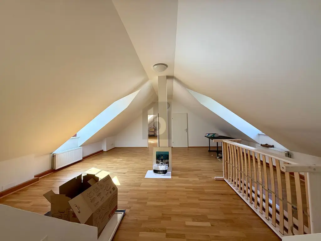 GERÄUMIGE DACHGESCHOSSWOHNUNG MIT GROSSER TERASSE!