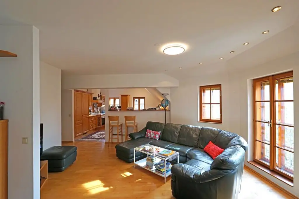 Großzügige 6-Zimmer-Wohnung im charmanten „Adlerhof“ - inkl. Eigengarten und Stellplatz