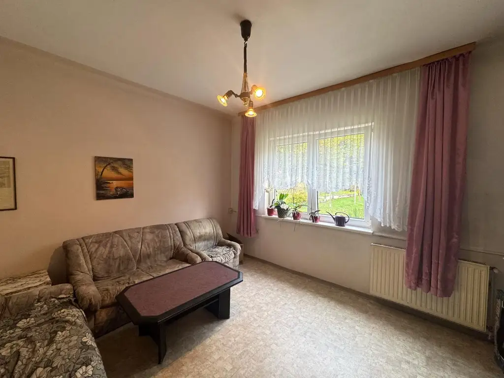 Sanierungsbedürftiges Mehrfamilienhaus mit großem Grundstück und hoher Bebauungsdichte