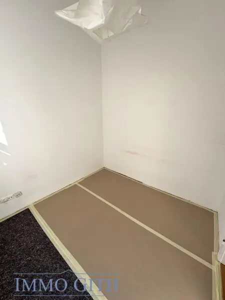 EXKLUSIVE ALTBAUWOHNUNG MIT 2 BALKONEN UND TRAUMBLICK ÜBER WIEN – 258 m² IN BESTLAGE DES 4. BEZIRKS UNBEFRISTET ZU MIETEN!