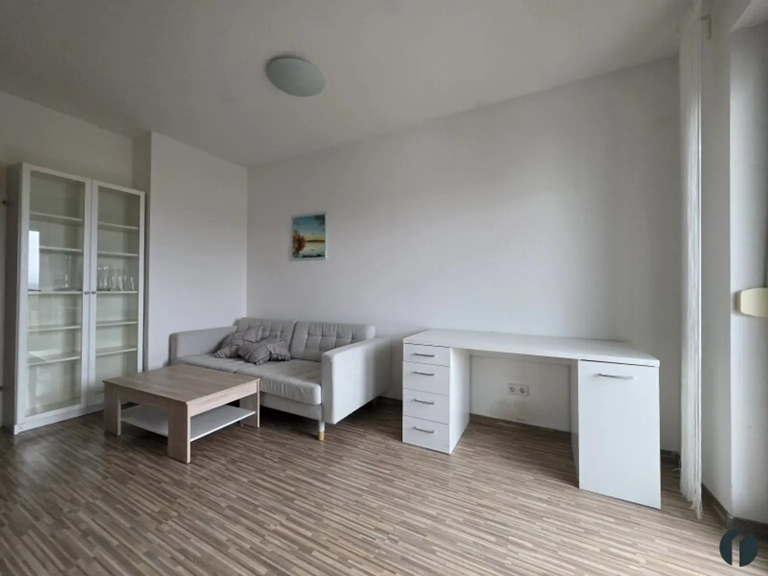 Wohnraum mit Schreibtisch