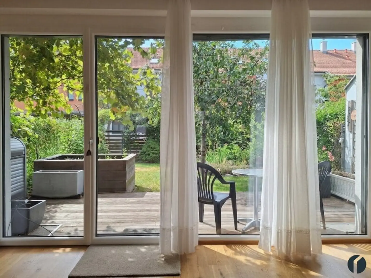 Blick in den Garten vom Wohnzimmer