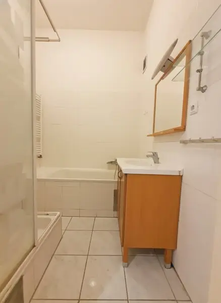 Badezimmer mit Wanne und Dusche