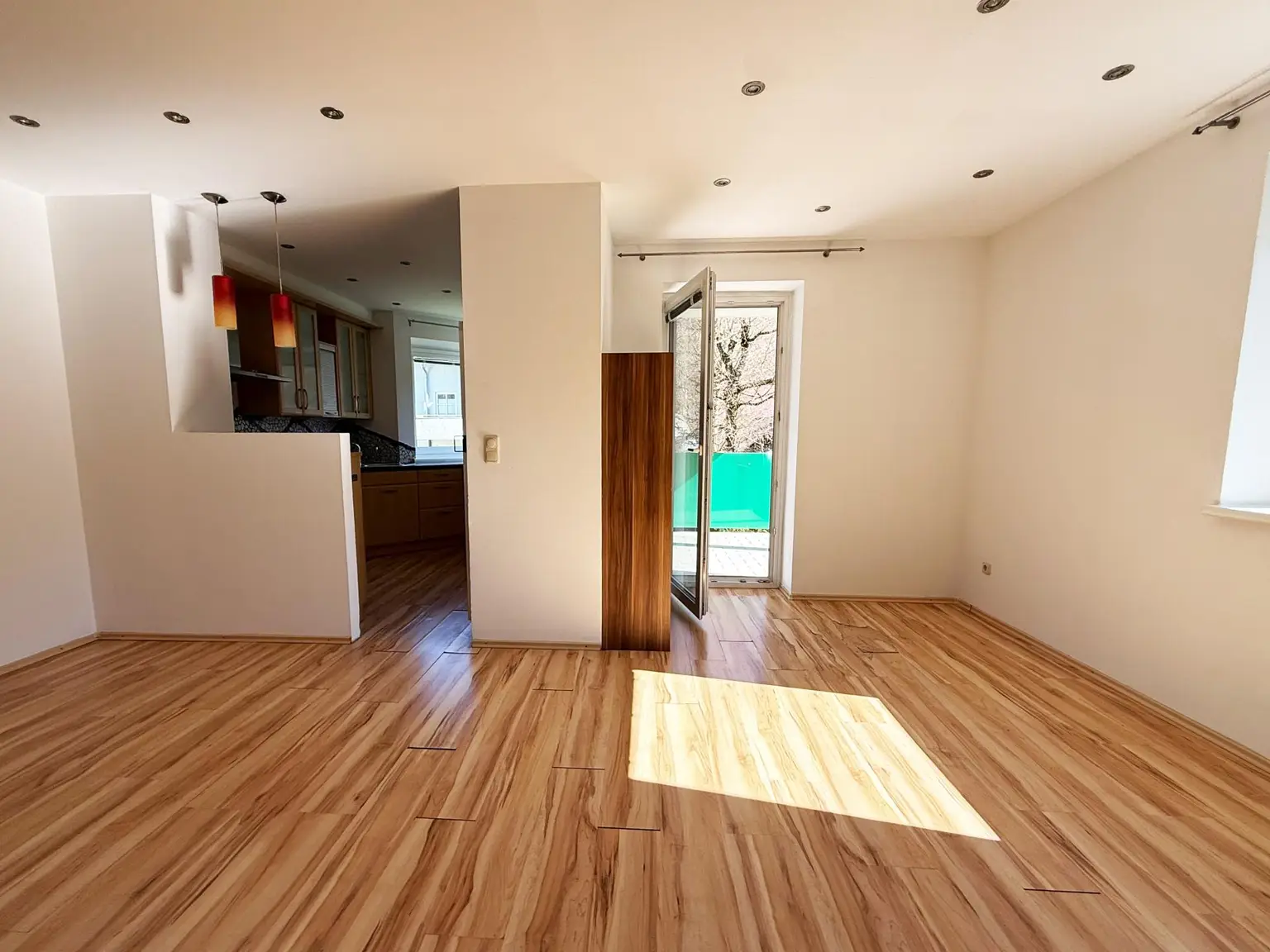 Wohnzimmer mit offener Küche