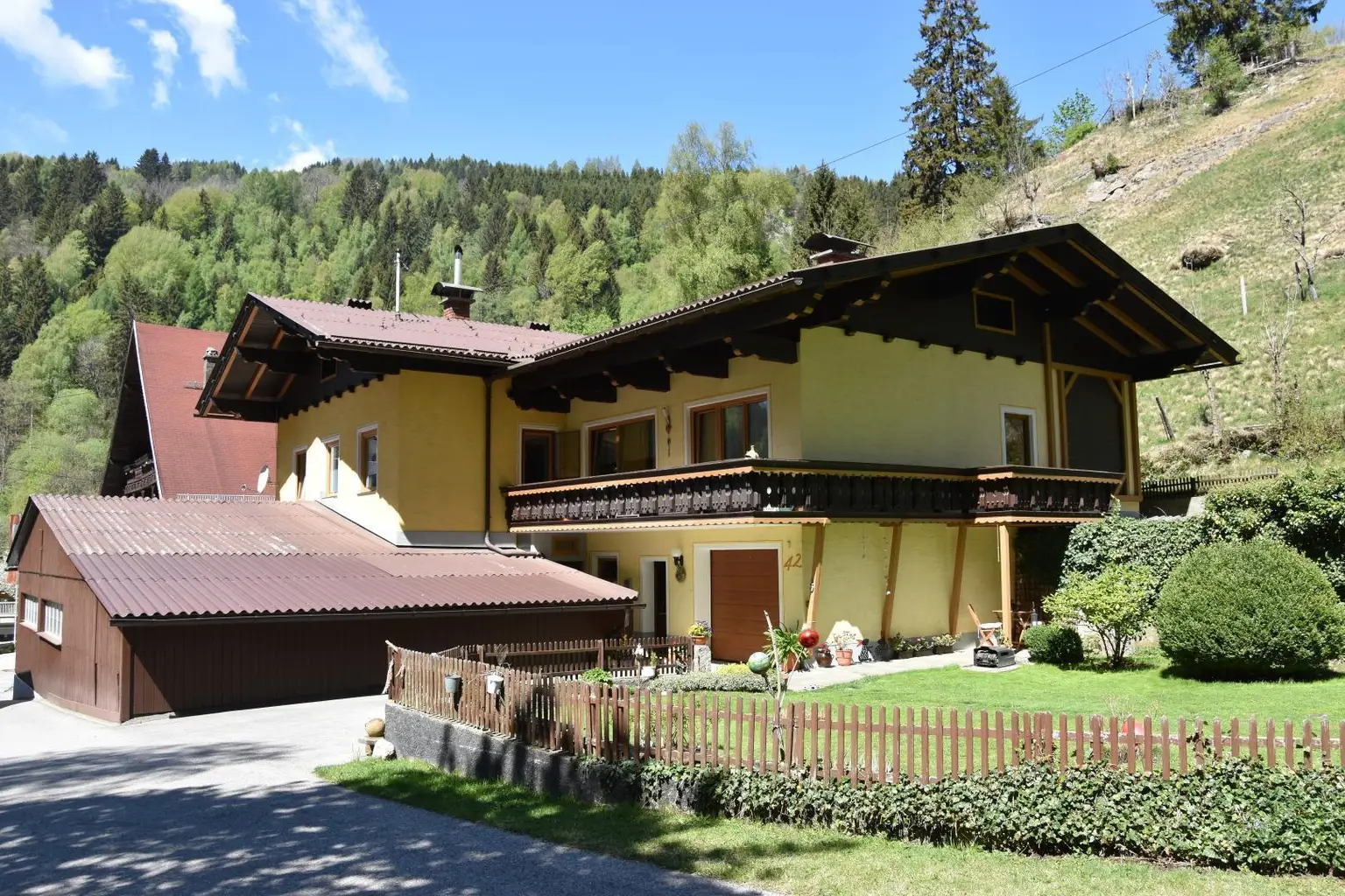 Haus und Zufahrt