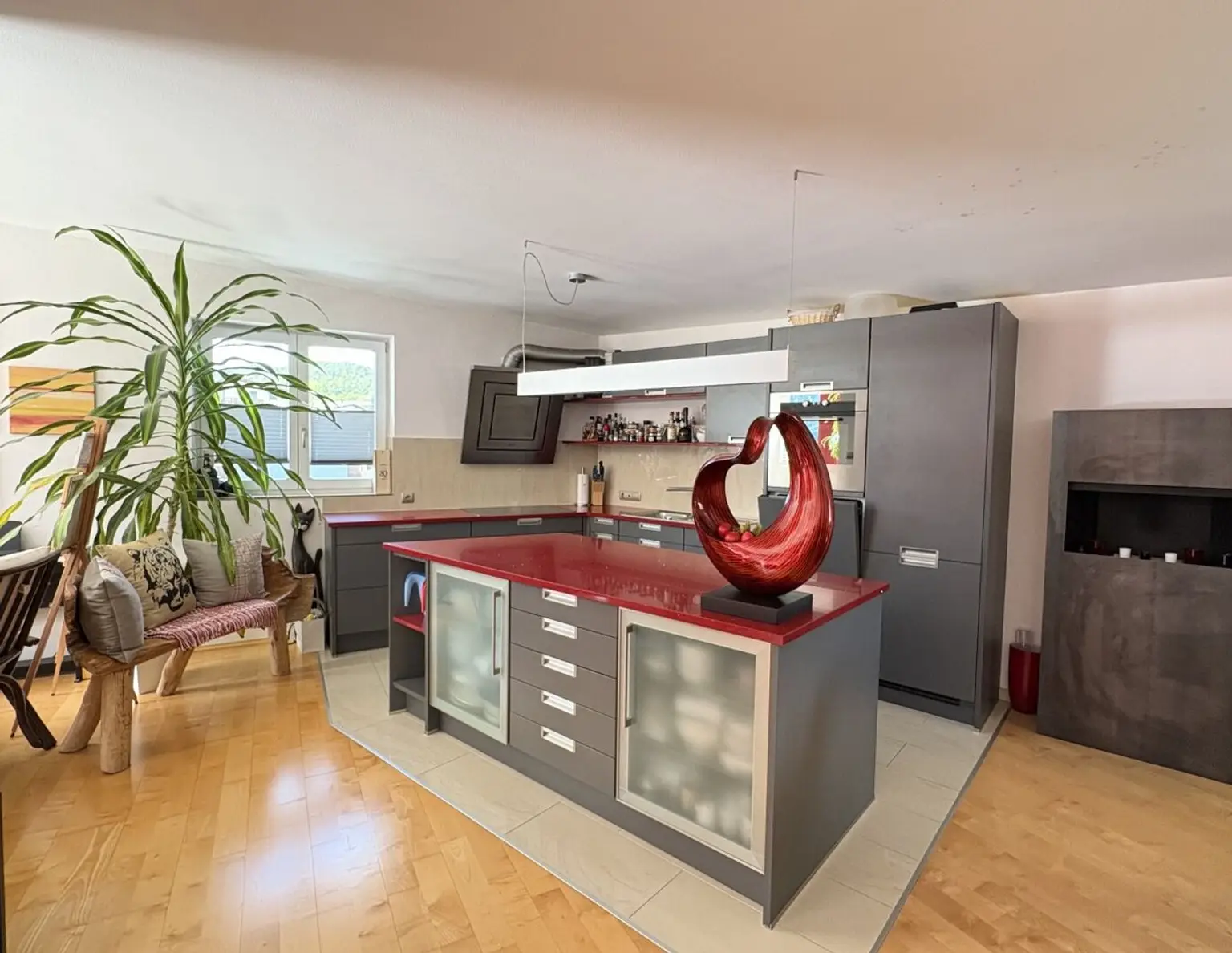 Dachgeschosswohnung in Telfs: Stilvoll leben mit Terrasse und Garagen!