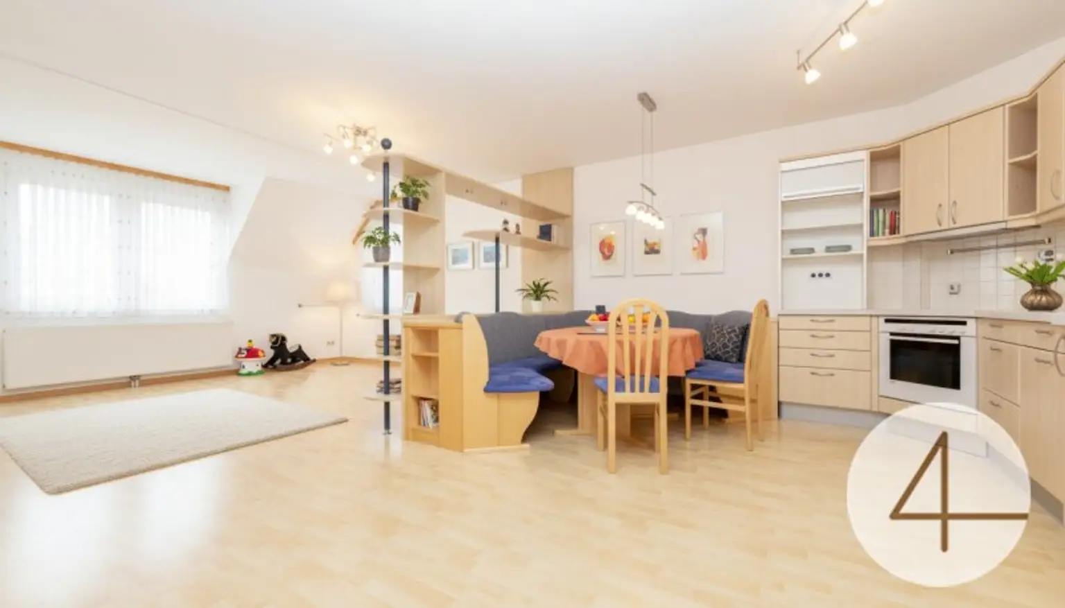 Dachgeschosswohnung mit Balkon in ruhiger aber zentraler Lage! Bahnhofsnähe