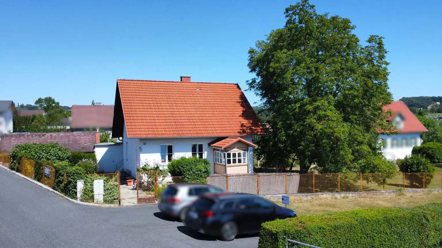 Haus mit Parkplätzen