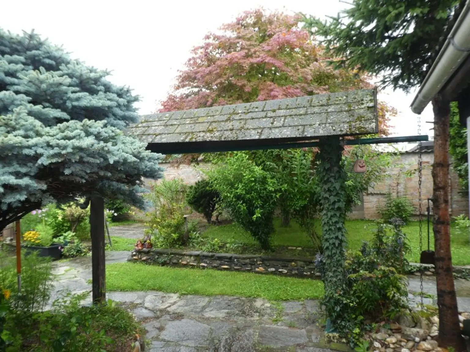 PRIVATSPHÄRE: KLEINES HAUS  mit ENTZÜCKENDEN GARTEN, Garage und Lagerräume - NÄHE BAHNHOF
