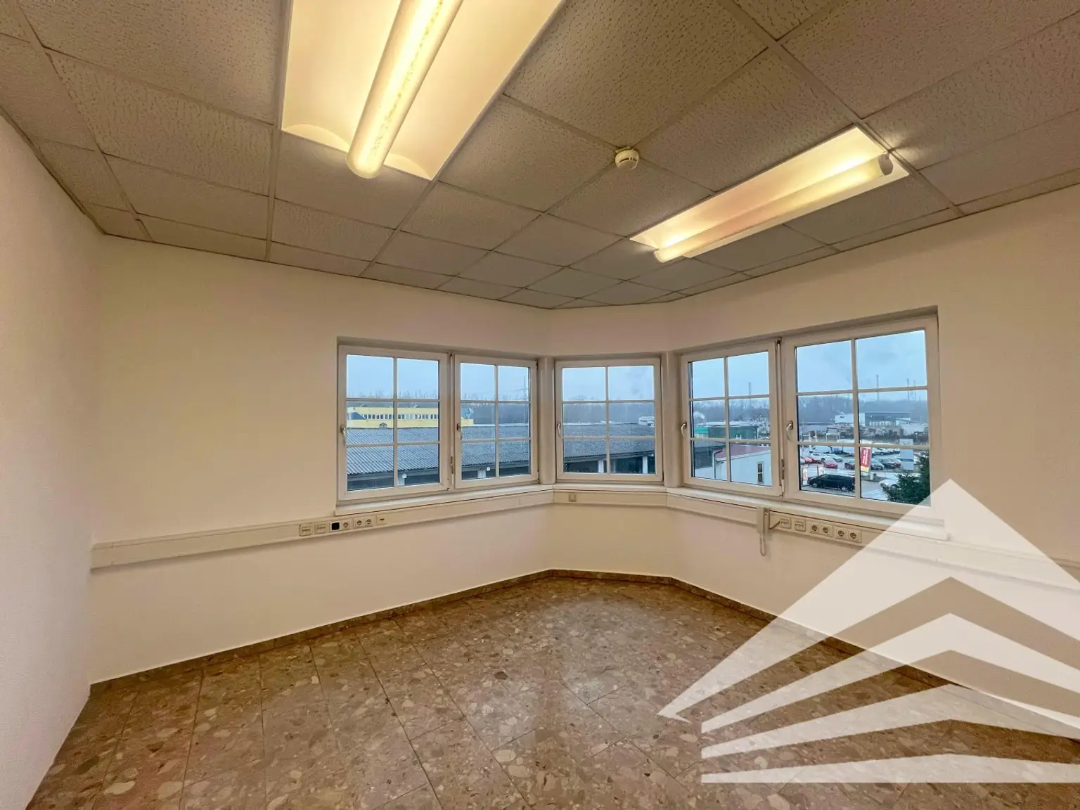 250 m² Büro mit 300 m² Lagerhalle in Steyregg! Parkplätze!
