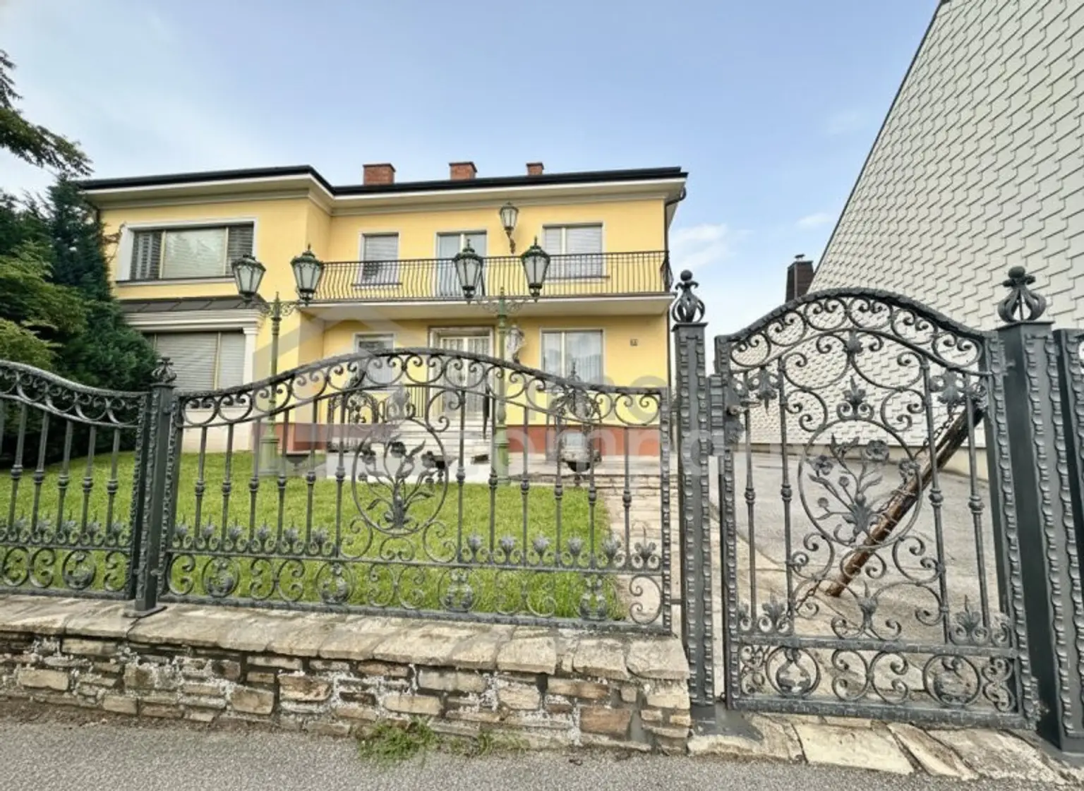 Traumhaftes Mehrfamilienhaus in Lassee (Wien Umgebung): 9 Zimmer, Garten, Balkon und mehr!