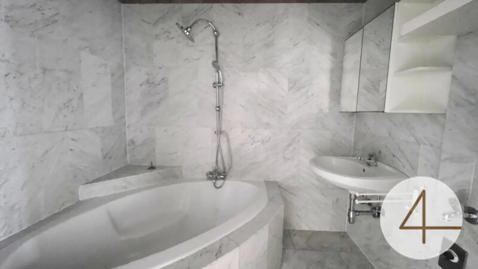 Gesamtes Dachgeschoß steht zum Verkauf