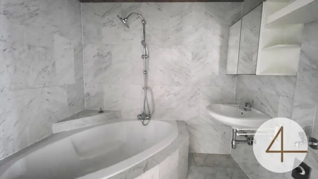 Gesamtes Dachgeschoß steht zum Verkauf