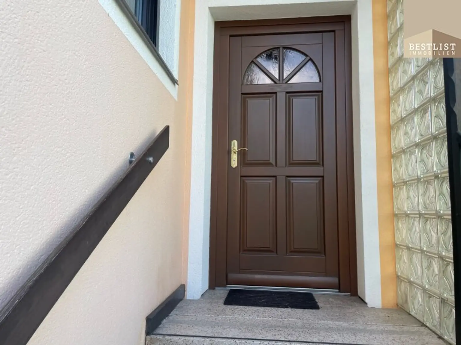 7 Zimmer Haus in Gainfarn - innen mit Renovierungsbedarf