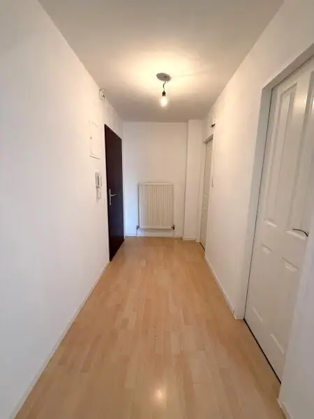 Nur ca. € 4.000 pro m² - 3 Zimmer DG-Wohnung  -  2 Gehminuten zur U3 Station Johnstraße