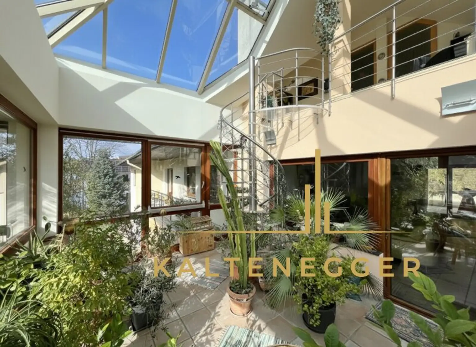 Klosterneuburg: Großzügiges Anwesen mit 2 Wohneinheiten, Indoorpool und 3.606 m² Grundstück