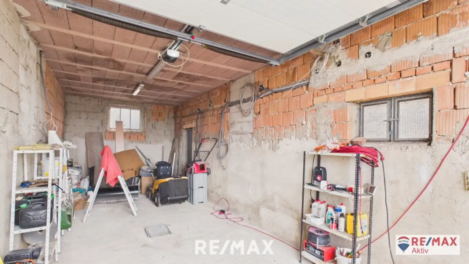 Einzugsbereites Haus mit großer Garage und großem Grundstück