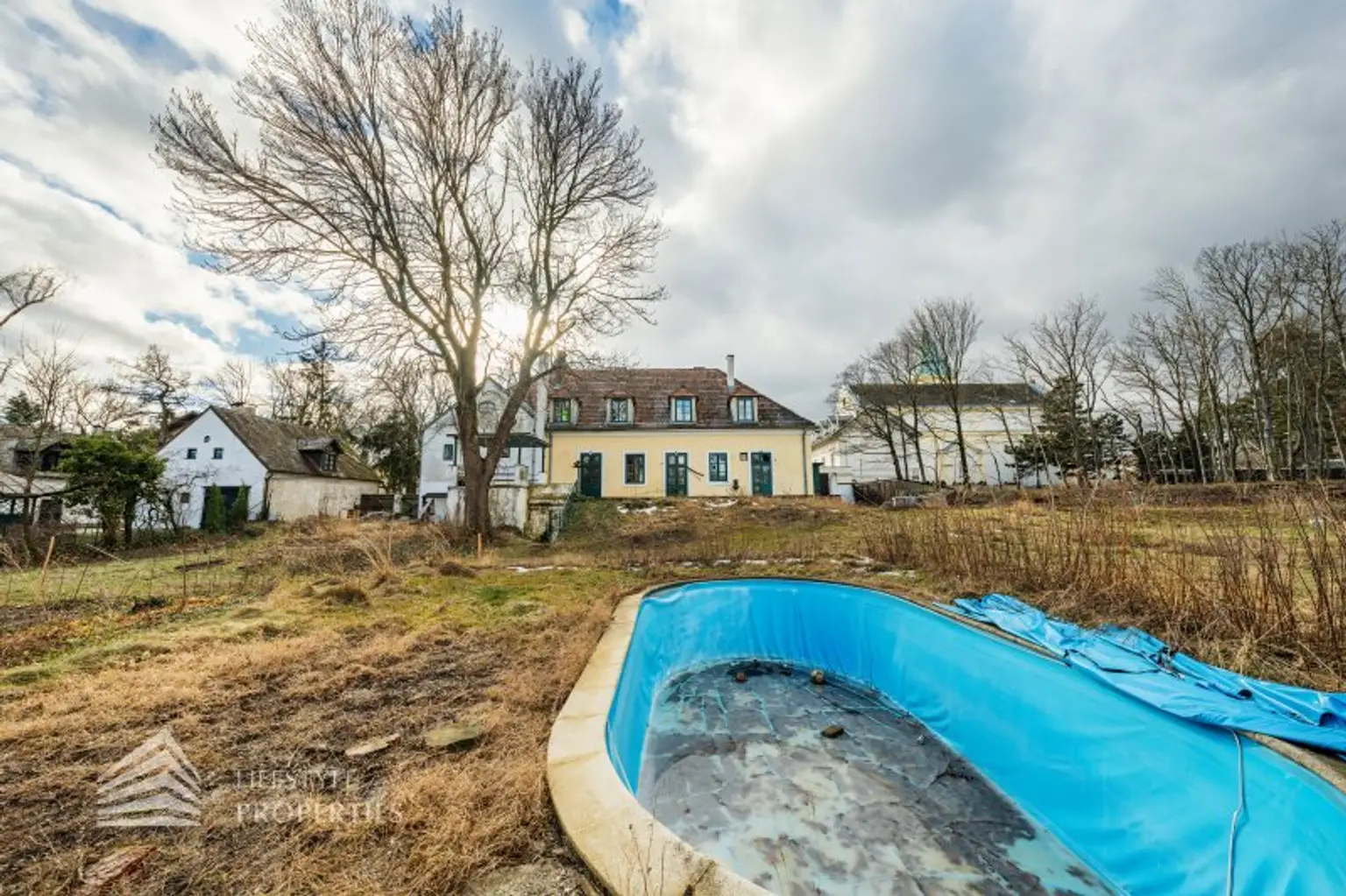 Exklusives Baugrundstück in einzigartiger Lage mit Einreichplanung!