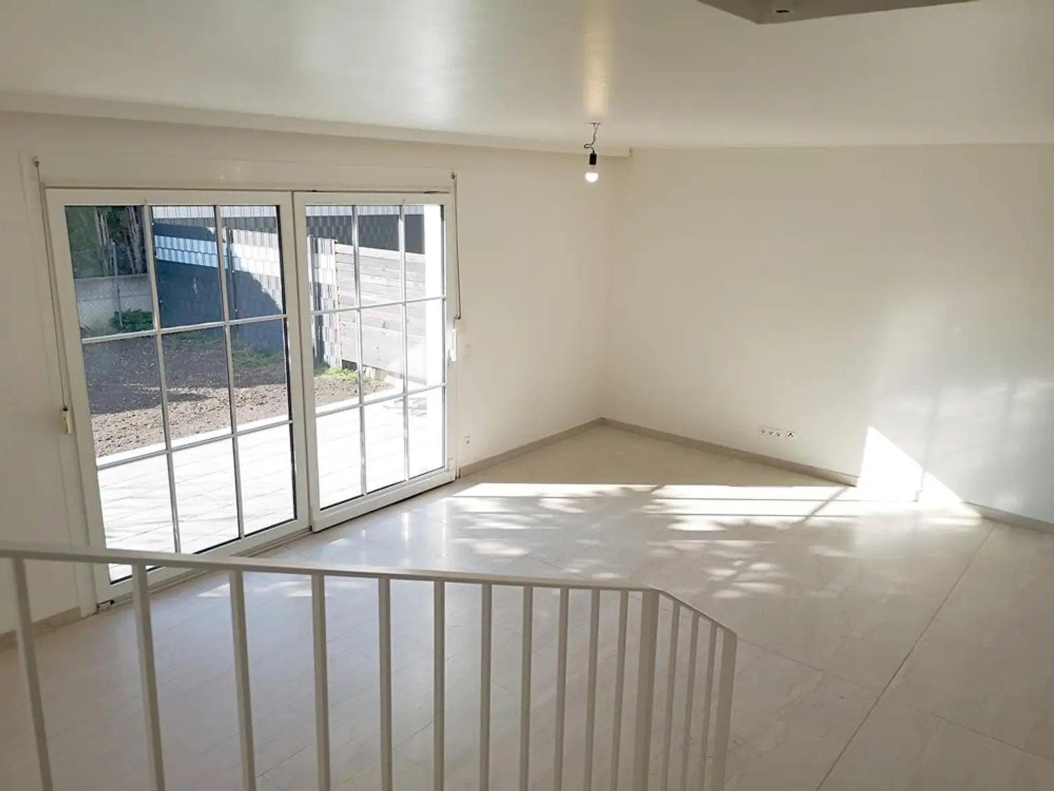 Blick ins Wohnzimmer von der Stiege