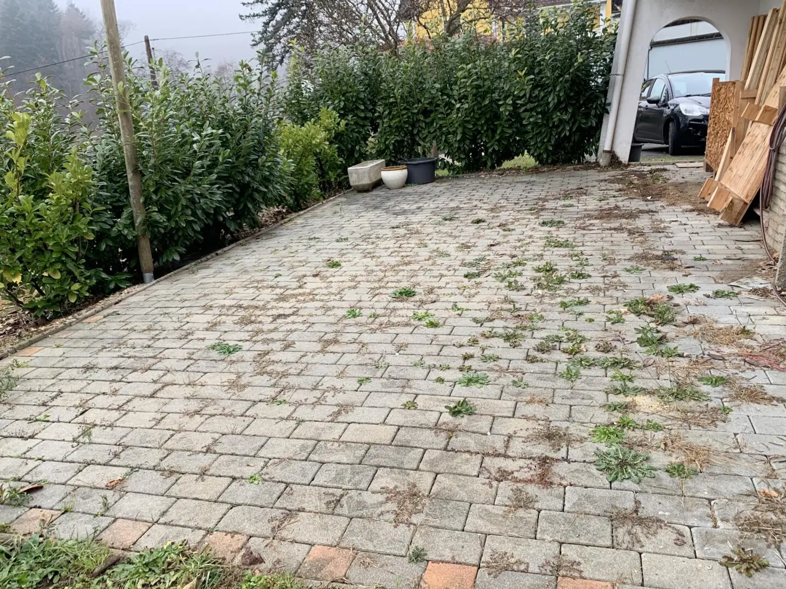 Terrasse straßenseitig