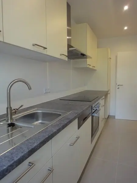 Baumeistergasse: Zwei Zimmer (zenral begehbar) mit Balkon!