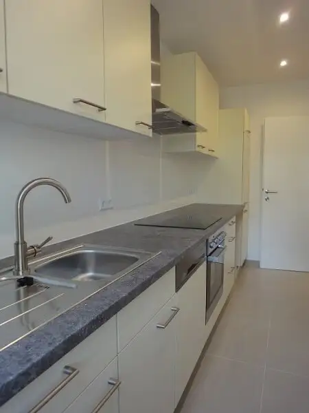 Baumeistergasse: Zwei Zimmer (zenral begehbar) mit Balkon!