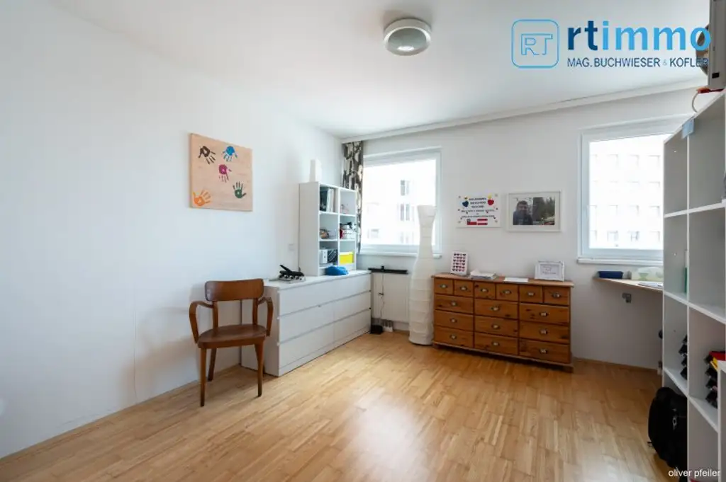 Himmelblau überall, 104m² mit über 23m² Freifläche auf 3,5 Zimmern. Atemberaubender Ausblick soweit das Auge reicht!