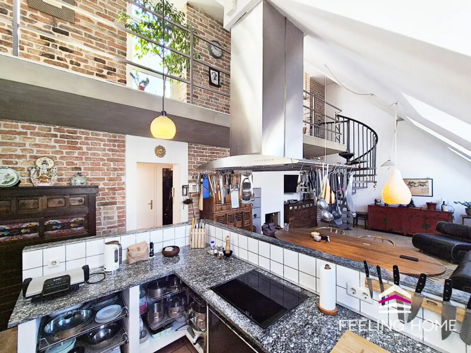 SPEKTAKULÄR! DG-Maisonette mit 5,20m Deckenhöhe & traumhafter Galerie – Wohnen wie im Loft mit großer Terrasse!