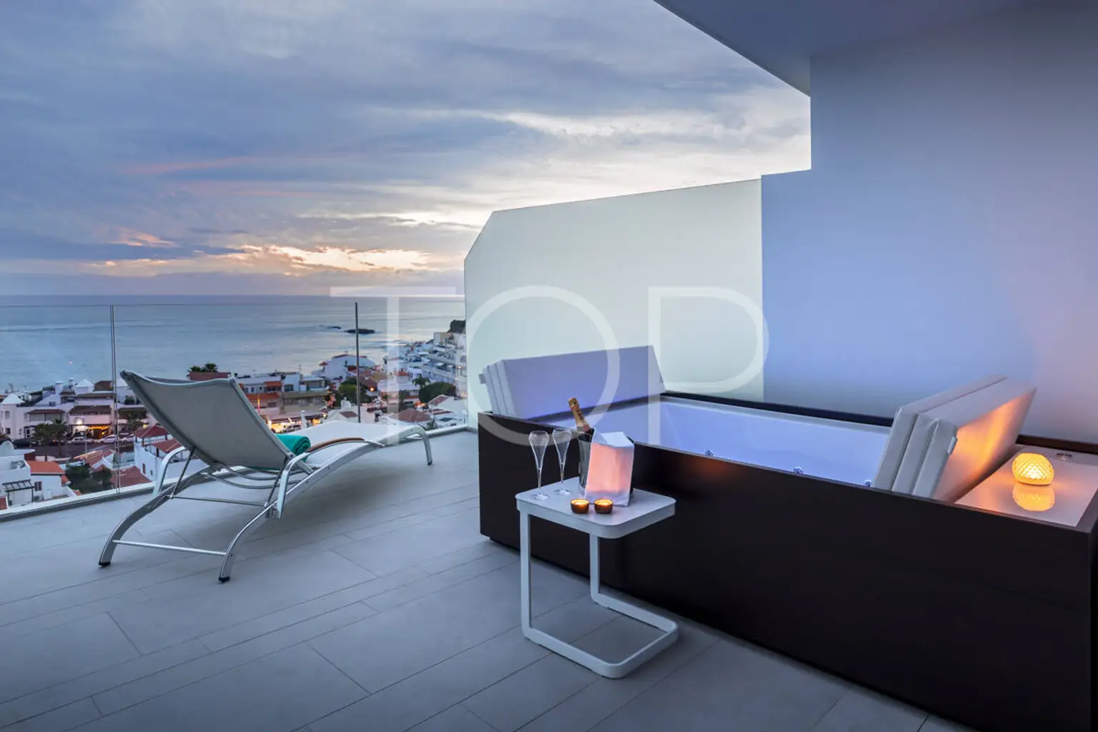 RHCB Juniorsuite front sea view with hot tub (3)